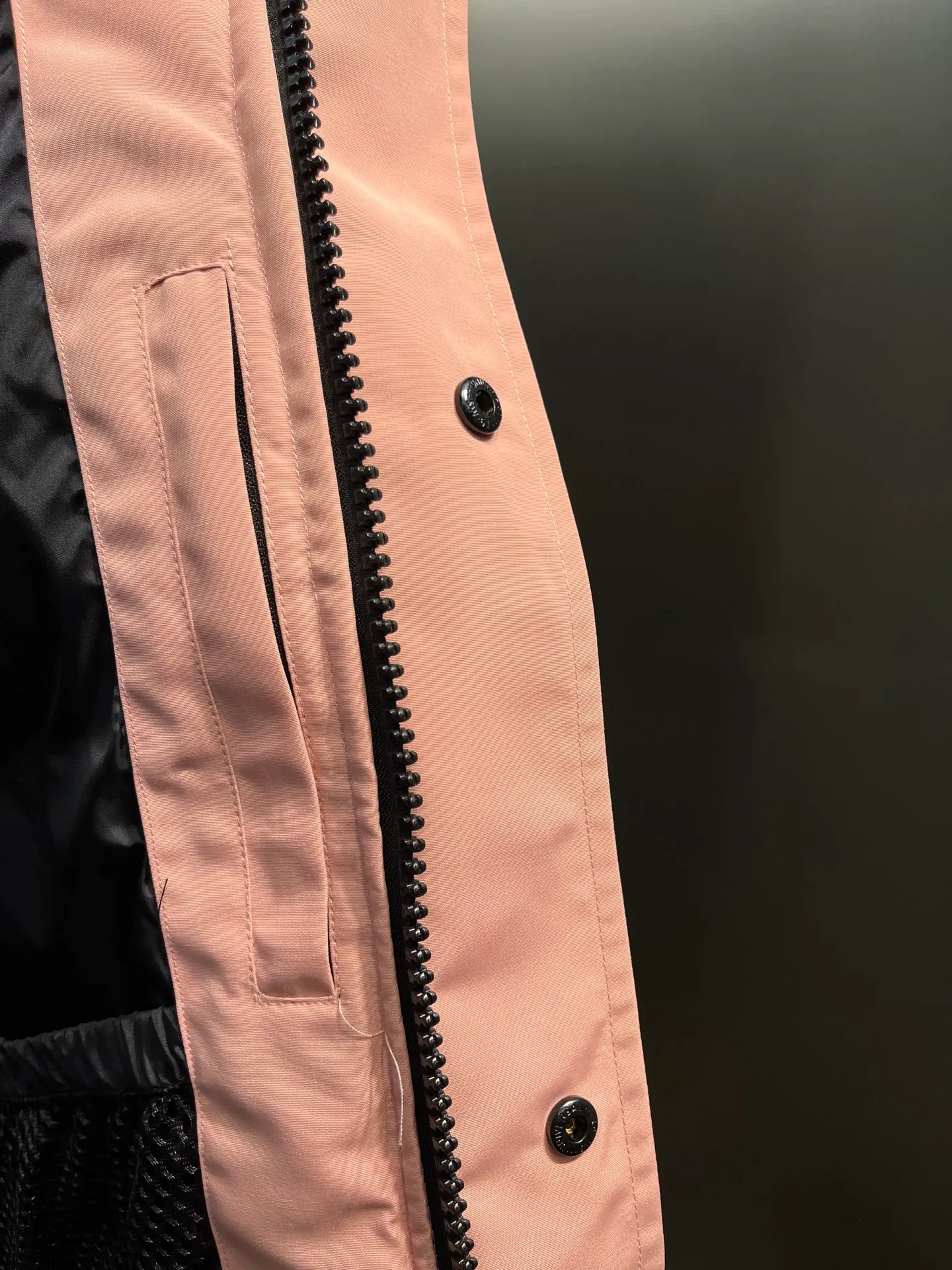 P720 high-end version (new version of Big Goose 01) Canada Goose Canada Goose #Chilliwack 7999M bomber jacket short down jacket/01 model #Men and Women Same Style# ➖ Genuine synchronous anti-counterfeiting chip sensor! ➖ Imported 21S polyester-cotton blended original fabric [last year’s 16S/18S hard fabrics have been completely eliminated, this year all use 21S genuine synchronous fabrics, the soft mid-strap feels delicate and textured], genuine synchronous Feather-Light 10D waterproof coating fabric, made of 84.5 polyester fiber and 15.5 cotton, 100% the best feel in the entire network! ➖ The genuine official website is synchronized with the national standard 80 white duck down, you can check the official website customer service, there will never be a series of misleading claims such as 90 down or goose down! ➖ Using the best nylon lining with double double-layer sealing design, velvet-proof No. 7 needle + grid-filled down ready-made garments, there is 100% no so-called velvet running! ➖ The cuffs are designed with thickened seamless threads, and the collar and pockets are lined with top-quality polar fleece to keep you warm and comfortable! ➖ Yoshida YKK provides original custom-made electroplated sliders. YKK two-way lockable zippers are tight and smooth and will not peel off paint! ➖ 3M composite guarantees that the Velcro is the same as the original, durable, and all accessories and hardware are custom-made! ➖ Imported BEHRINGER embroidery machine to customize the 10,000-needle embroidery logo, 98% of which can be reproduced to restore the original logo. You can check and compare on the official website! ➖ The fur collars are all made of large pieces of Western Canadian blue wolf hide, ensuring that each fur collar is 13-15cm wide!   Size:XS-XXL